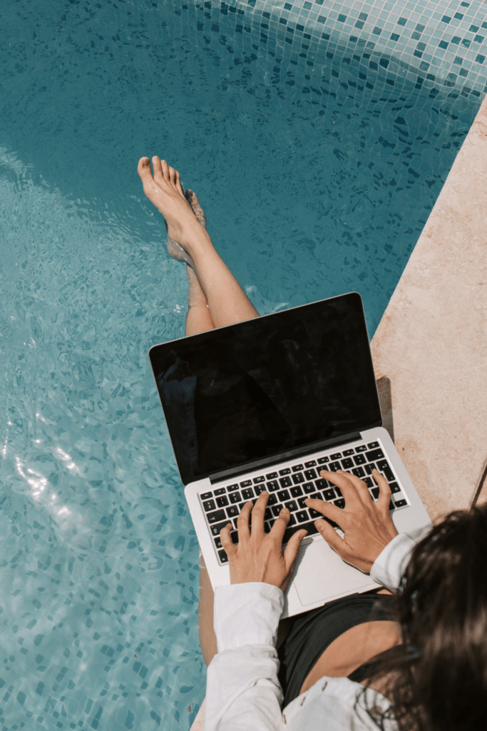 anonymous blogger works by the pool